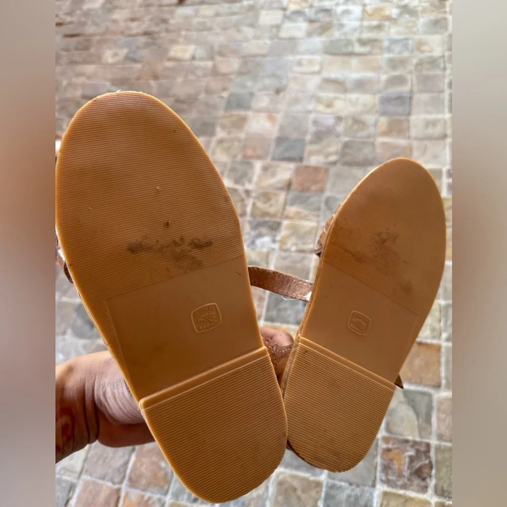 🌼$5🌼Girls leather sandals/ *please read